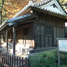 瓦に徳川の家紋があります