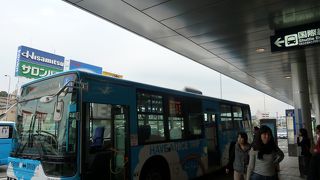 国際線から国内線への乗継は無料バスで