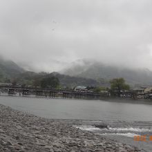 雨にかすみます
