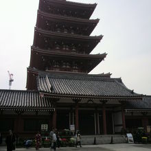 浅草寺五重塔は、浅草寺の西側に位置しています。