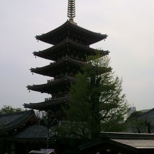正面からは下部が見えませんが、横から見るとまさに五重塔です。