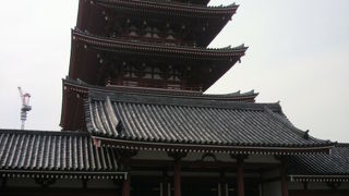 外国人観光客にとって浅草での五重塔は、新鮮に感じられています。