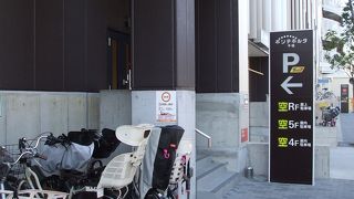 綺麗な室内モール、駐輪場は２時間無料