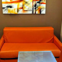 ソファとテーブル、ミニキッチン付き