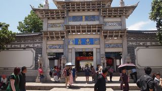 一際目を引くカラフルな建物