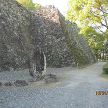 石垣などがのこる道を散策できるのです。