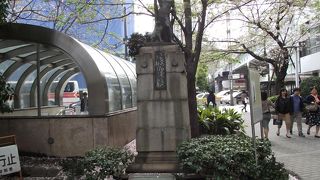 交番の裏手にポツンと建ててあります