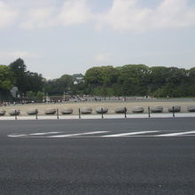 皇居前の広大な玉砂利の敷き詰められた広場です。
