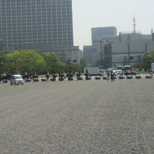 騎馬が横隊で並んでいます。