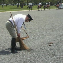 係の人が馬糞を回収します。