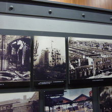日本軍の空爆により破壊された駅舎の写真など。