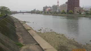 高知の繁華街の南を流れている川です。