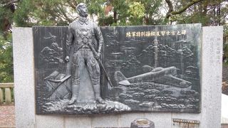 【ずっと下にある看板や石柱の写真だけのニセクチコミに要注意】坂をずっと上がっていったところが霊山護國神社です