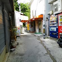 ちょっと路地を入ると花笠食堂があります