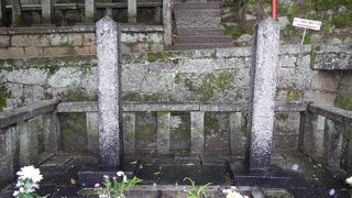 【300円払ってお墓まで行ってないニセクチコミに要注意】霊山護国神社の境内から自動改札のようなゲートを抜けた墓地にあります