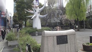 碑の前に 「新数寄屋橋」 が架かっています