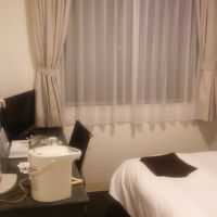 窓の外は壁です