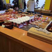 数多くの漬物が並んでいます　そして試食できます