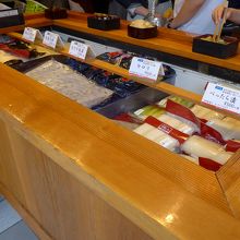 数多くの漬物が並んでいます　そして試食できます