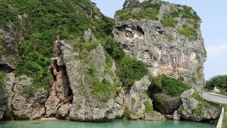 でかい岩だ！平坦な宮古島ではなかなかない風景