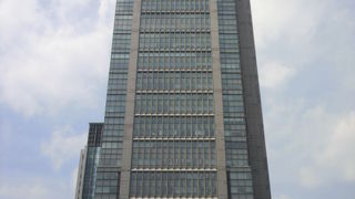 東京駅丸の内口の真向かいに建っているビルが丸の内ビルディングです。