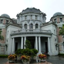 正面入り口、多数の警備がいてビビりますが入りましょう！