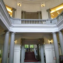 センタードームの真下、向こうに見えるのは正面大階段