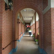 中庭に面した煉瓦の回廊・・・