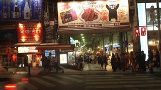 ドンキ横にある大きな看板を掲げた通りです。