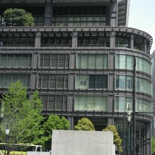 新丸ビルの下層階部分を行幸通りから見た様子です。