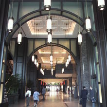 玄関を入ると天井が高い吹き抜けの内部が開けます。 