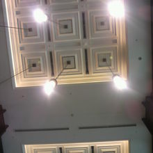 店内を明るく彩る天井シーリングライトです。