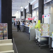 通称KITTEとの低層階には、日本郵便の窓口があります。