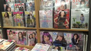 広大な売り場に各国の本がそろっています