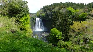 白糸の滝のすぐ横、お土産屋さん通りの隣