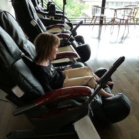 マッサージチェアに興味津々