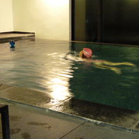 温水プールでプカプカ