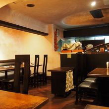 洞窟のような落ち着いた店内