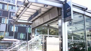 ペップリー通りとアソーク通りの交差点にある駅