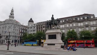 広場の周りのレストランがお勧め