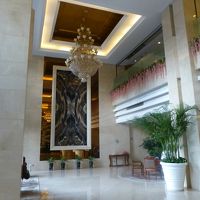 それほど広くはないけれど吹き抜けのロビーあり