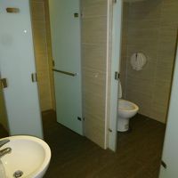 男性トイ&#12798;にシャワー２つずつ・・・絶対的に少な