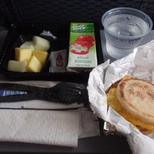 グアム〜チューク：国際線なので機内食が出る