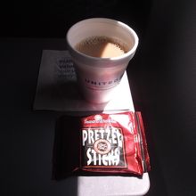 チューク〜ポンペイ：国内線なのでスナックとドリンクのみ