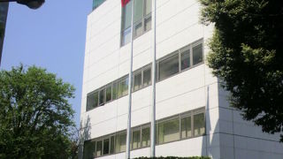 白い近代的な建物と緑のコントラストが映えるスペイン大使館