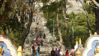 急な階段を登る