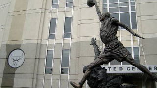 マイケル・ジョーダンの像