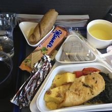 食事。このパックに入ったお菓子がおいしい。