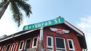 サルタンモスクの正面の通りです