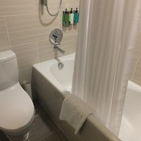 シャワーは可動式で使いやすい。